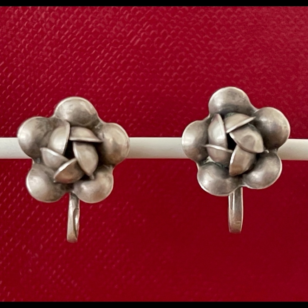 Vintage Sterling Silver Floral Earrings. - Picture 1 of 7